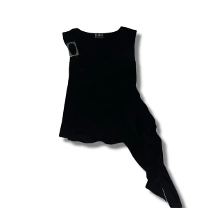 Svart topp - Snygg svart ärmlös topp med en unik asymmetrisk design. Den är v-ringad och inga defekter. Skriv om du har några funderingar!