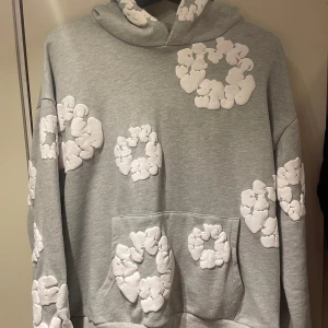 Denim tears hoodie - Säljer denna fina Denim tears hoodie i storlek M. Den är i perfekt skick.