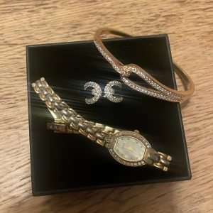 Fantastiskt fina Guldsmycken ❤️ - Elegant guldfärgad klocka från o.n.e med glittrande stenar runt urtavlan ( ingen batteri). Ringen by joolin köpt för 499 helt ny bara testad. Armband guld med stenar. Sååå så snygga.❤️