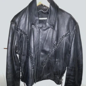 Läder jacka - Vintage läderjacka i storlek medium men sitter mer som L/XL.