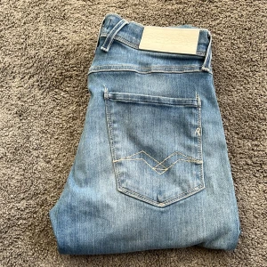Blå Replay jeans  - Snygga ljusblå jeans från Replay som sitter skönt runt benen och i midian, Bra skick och inte mycket använda. Perfekt om du har storlek 29 W och 30 L👍