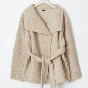 Beige teddyjacka med bälte - Säljer en mysig beige teddyjacka med bälte. Superfin!❤️  har använt den i någon månad❤️ nypris 599kr😽