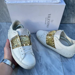 Valentino skor - Säljer mina Valentino Garavani skor då de är för stora för mig. De är i storlek 38 väldigt bra skick och box medföljer🫶