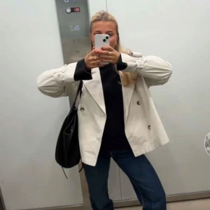 Trenchcoat  - Helt ny trenchcoat från Nelly som är slutsåld på hemsidan, använd endast 1 gång. Band finns för att knyta runt midjan