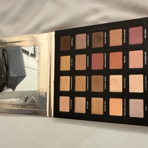 Day to Slay Ögonskuggspalett - Snygg ögonskuggspalett med 20 olika nyanser, perfekt för både vardag och fest. Innehåller både matta och skimrande färger som 'Deep Soul', 'Peach Fizz' och 'Girl Boss'. Kommer med en praktisk spegel i locket.