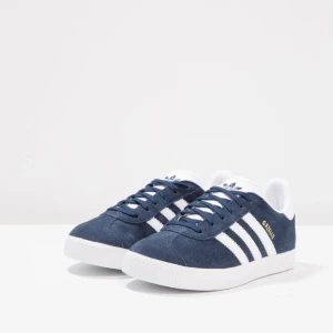Blå Adidas Gazelle sneakers - Snygga blå Adidas Gazelle sneakers. De är i fint skick och kommer inte till användning, därför säljas. Skriv för mer bilder! 