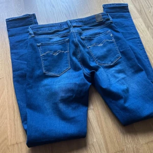 Replay jeans  - Jeansen är endast provade ett fåtal gånger, De är sjukt bekväma riktigt bra passform, priset är inte hugget i sten så kom me goa förslag, Hör av dig via frågor eller funderingar bara hojta.