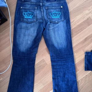 Victoria beckham jeans bootcut - Väldigt bra skick på jeansen, inga hål eller något. Victoria beckham jeans bootcut w28