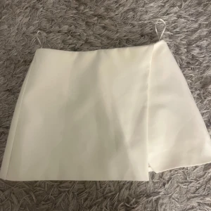 Minikjol zara  - Helt ny minikjol från zara med inbyggda shorts ( helt insydda så man ser inte att det är shorts i bak) 💓💓