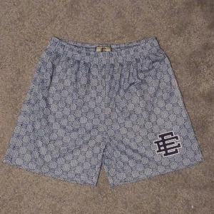 EE Shorts  - Säljer ett par blå EE shorts med GG mönster || Storlek M men sitter som S || helt nya