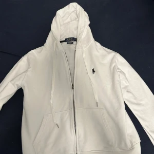 Vit hoodie - Säljer en fin hoodie som aldrig har använts. Den är storlek M men känns lite liten i storleken.