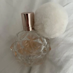 Ari by Ariana Grande Eau de Parfum  - Säljer en Ari by Ariana Grande parfym, 100 ml. Den är använd och innehåller mindre än hälften av parfymen! 