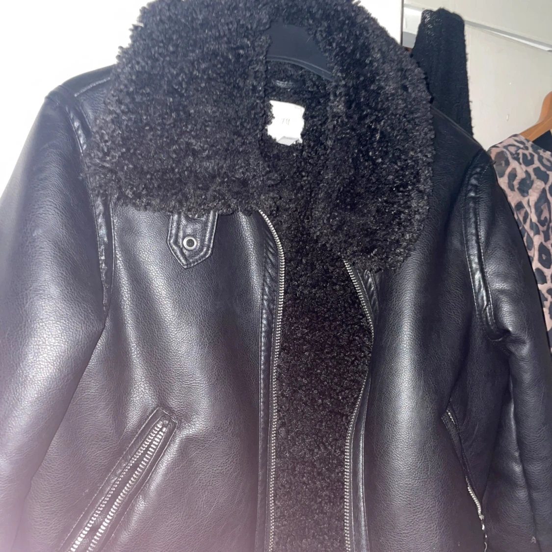 Svart skinnjacka med fuskpälsfoder från H&M - 3