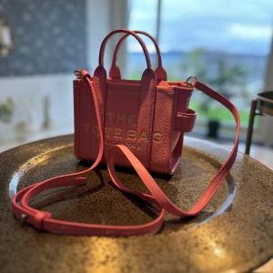 Marc Jacobs THE TOTE BAG  - Detta är en jätte fin  rosa Marc Jacobs bag som jag köpte förra året och den är i väldigt bra skick. Det syns inte att den är använd och den är en jätte bra handväska där du får plats med mycket. Orginalspriset på väskan var 4800kr inköp från nk 💕vid snabbt köp så kan pris diskuteras 