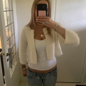 Stickad kofta - Söt kofta med trekvartsärm, den har jätte skönt och bra material💞koftan har en knapp i mitten 