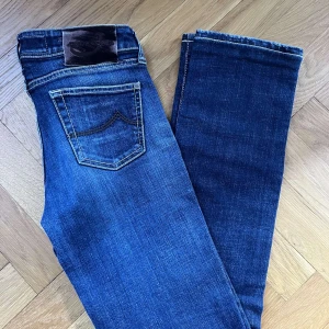 Jacob Cohen jeans  - Nu säljer vi ett par mycket feta Jacob Cohen jeans i vädligt fint skick. Nypris på dessa ligger omkring 4k och vi säljer dom för endast 999, priset är inte hugget i sten. 28 i midja och 32 i längd, (slim fit). Vid funderingar är det bara o skriva! 🙌