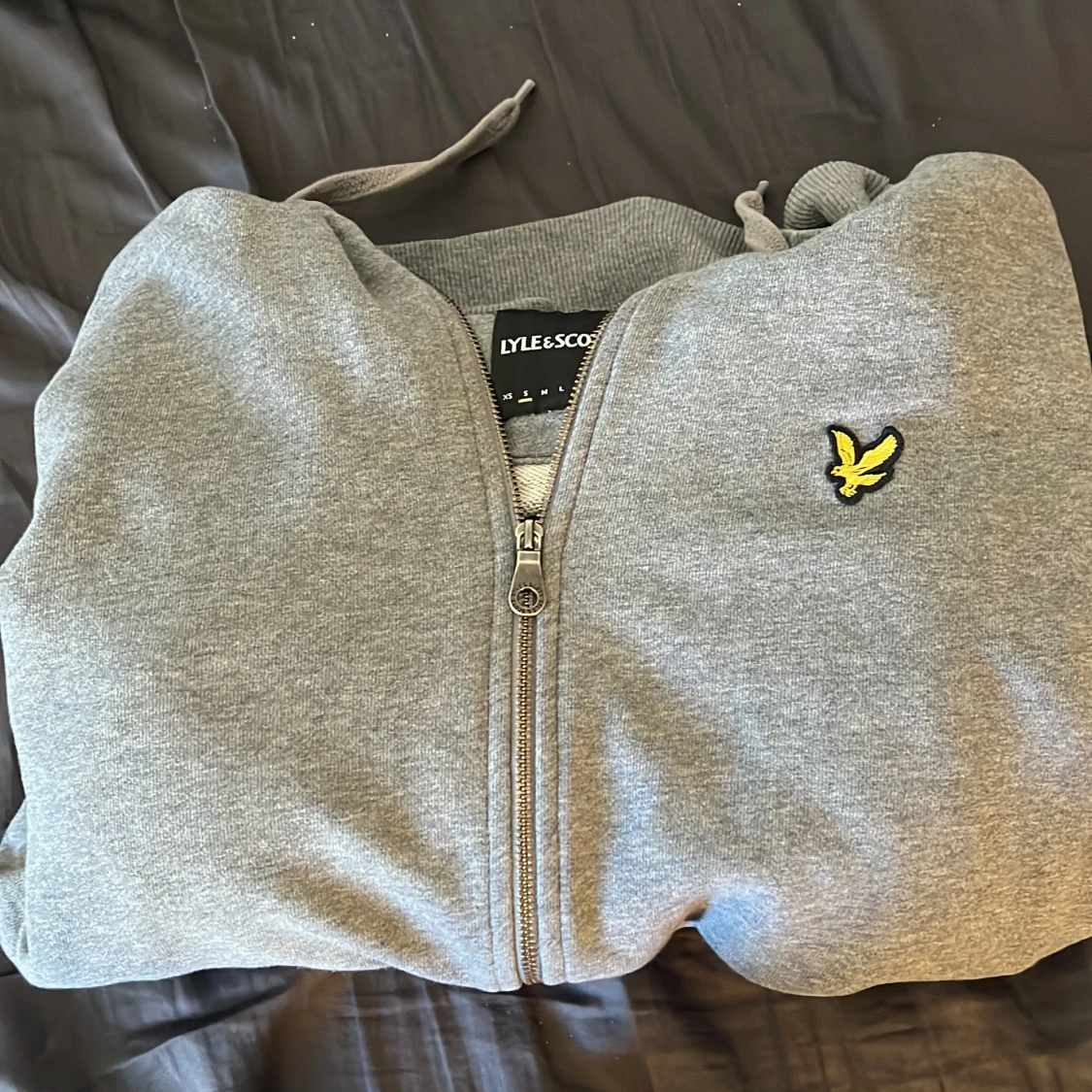 Grå hoodie från Lyle & Scott - 2