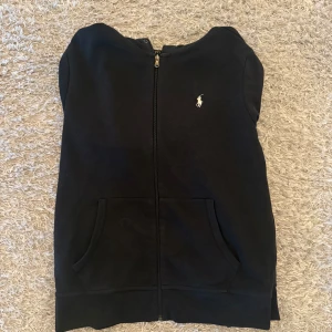 Svart zip-hoodie från Polo Ralph Lauren - Säljer min svarta raulph lauren zip hoodie i använt skick. Säljes då jag inte använder den längre!