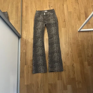Leopard mönstrade jeans från Nelly  - Säljer nu mina fina lågmidjade jeans💕anledningen till varför jag säljer är för att dem är för små. Använda ett fåtal gånger max 3. I helt nytt skick inga hål eller skavanker. Byxorna är köpta för 699kr, säljer för 300kr Meddela mig om du vill ha fler bilder. Tvättas såklart innan dem skickas💕ni får jättegärna komma med prisförslag!
