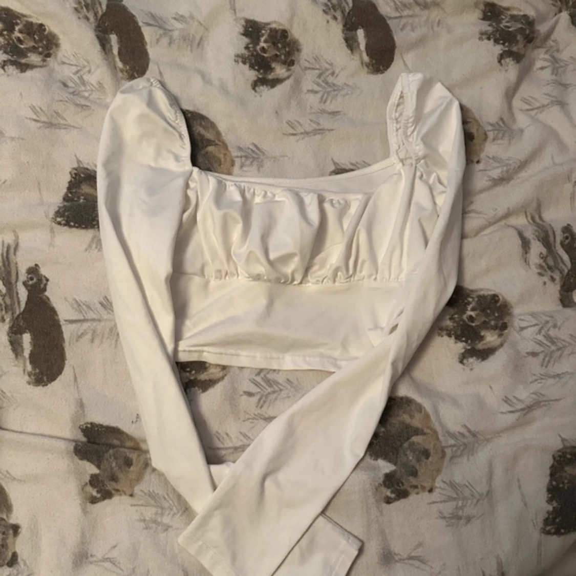 Vit croppad långärmad topp med puffärmar