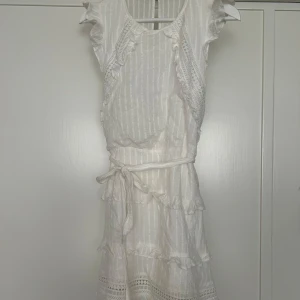 Klänning i Isabel Marant stil - Vit klänning i Isabel Marant Stil som passar perfekt till studenten eller sommaren. St S