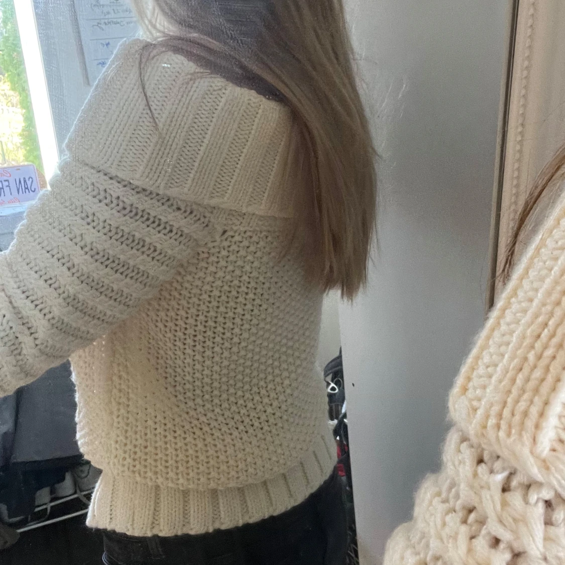 Offshoulder stickad tröja i cremevitt - 1