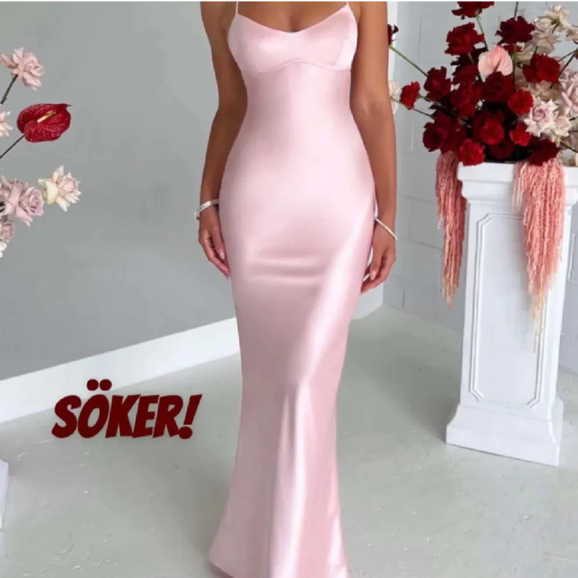 Ljusrosa långklänning i satin med smala axelband