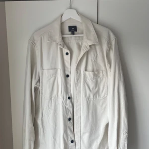 Overshirt beige - Sparsamt använd, finns en liten fläck på nacken. Övrigt fint skick!