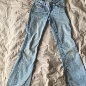 Ljusblåa jeans - Säljer dessa skitnaygga jeans, vet ej vart de är ifrån men de är såååå snygga. De passar it mig längre så Drf säljer jag de. Köpta för runt 600kr men säljer billig. De är stl M men passar även S