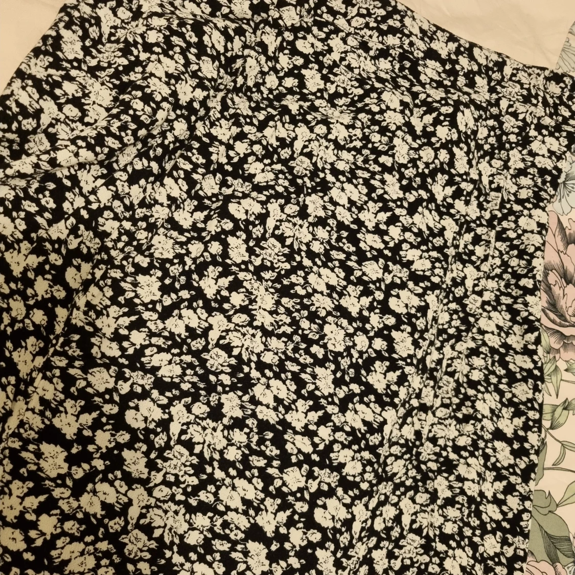 Svartvit blommig långklänning från Amisu - 1