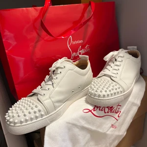 ♦️Louboutin Louis Junior Spike 42 - Strl 42. Väldigt försiktigt använda loubs, väldig bekväma men används aldrig längre. Helt slutsåld på louboutins hemsida, kostar 7000kr+tullavgift= upp till 10000kr på hemsidor som Mytheresa, och 90% på plick är fakes. Om du kan något om Louboutins så vet du att dessa är äkta/autentiska. Saknar box, kommer med dustbag och den röda Louboutin gåve boxen.