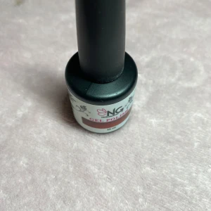 Rött gellack från nagelgiganten - Säljer ett rött gellack från nagelgiganten! Helt oanvänt. Nypris:125kr Mitt pris:70kr