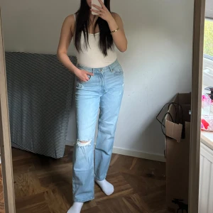 Ljusblå raka jeans - Säljer ett par ljusblå jeans med raka ben och hög midja. Jeansen har en liten reva på ena knät och klassiska fickor både fram och bak. Storlek 36, jag är ca 160 för referens. 🫐🪻