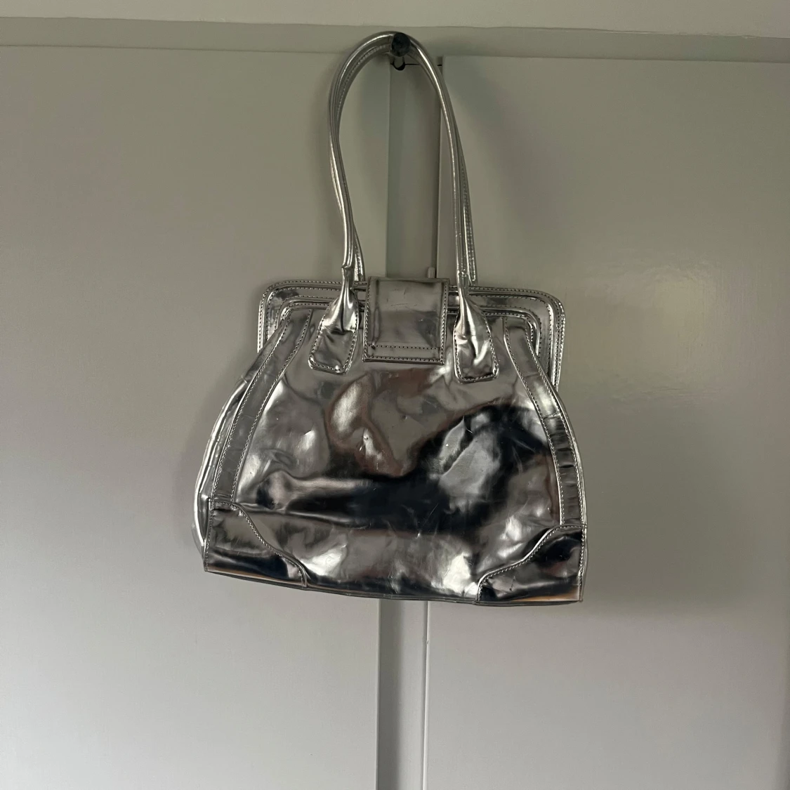 Silvrig axelväska  - 1