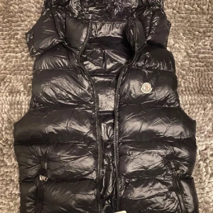 moncler väst - Fett moncler väst nästan oanvänd tagg finns kvar 10/10 skick pris kan diskuteras