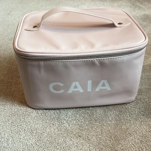 Caia necessär  - Helt ny, den har två små defekter (se bild 3&4) men syns knappt🫶🏼priset går att diskuteras 