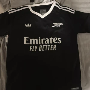 Svart Arsenal fotbollströja - Helt ny aldrig använd storlek S passar S/M
