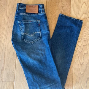 Reaply grover jeans. - Replay jeans till salu! Riktigt fina och i mycket bra skick, knappt använda. Nypris runt 2000 kr, säljer dem för 700. Storlek W30 L36. Hör av dig i dm om du är intresserad!