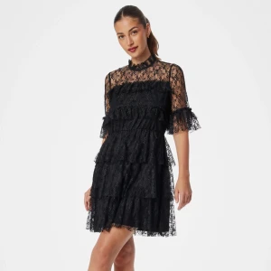 Svart spetsklänning med volanger -  svart kortklänning i spets med volangdetaljer från bubbelroom. Nypris 699.   Använd max 2 gånger , säljer för 299 kr 