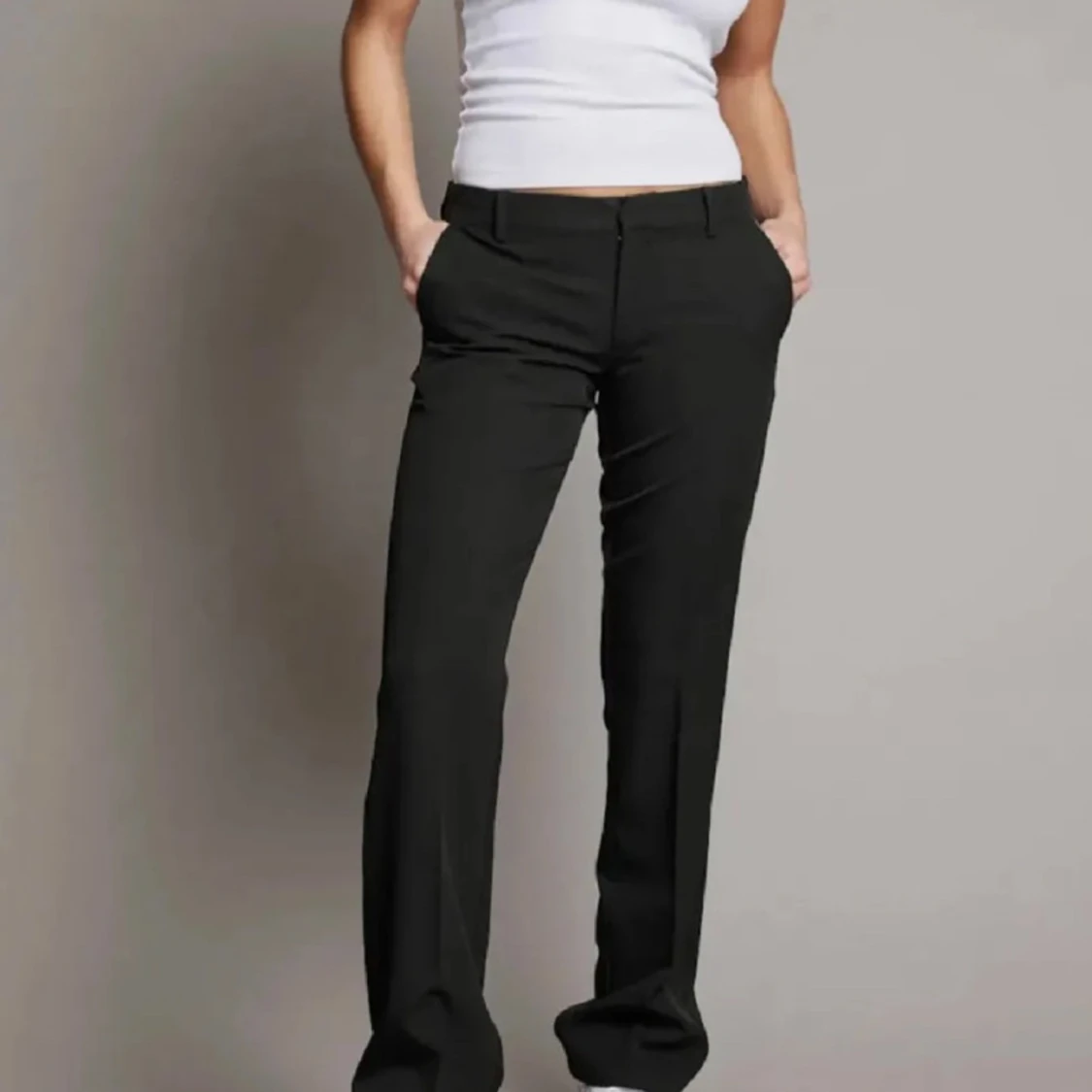 Svarta lågmidjade kostymbyxor med slits  - 1