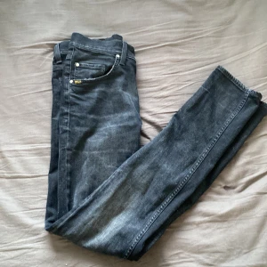 Tiger of sweden jeans - Tjena, Säljer snygga tiger of sweden jeans (slim fit) då dem inte kommer till användning för att jag har växt ur dem. Riktigt bra skick i färgen svart. Dem passar folk med smal midja så mellan 28/29W Hör av er för fler funderingar✌🏽| Helt nytvättade självklart! 