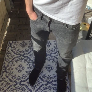 Mörkgrå Tiger of Sweden jeans - Ett par mörk grå jeans från märket Tiger of Sweden. Mycket bra kvalite och passformen på jeansen är straight 