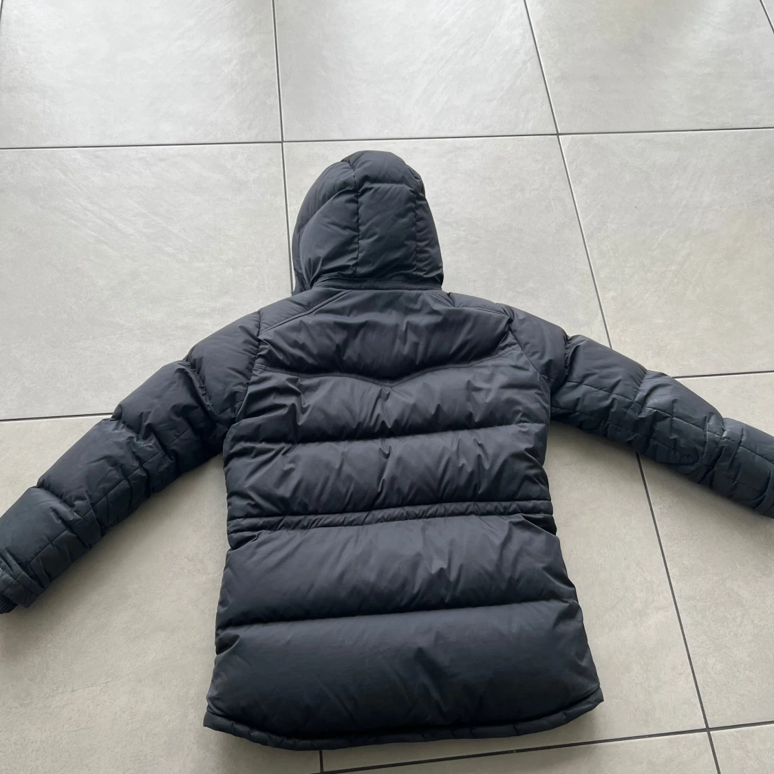 Svart dunjacka med huva - 2