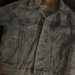Denim jacka - Jeans jacka från H&M i strl S, använd 1 gång men köpt nåt år sen! 