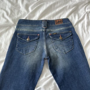 Lågmidjade bootcut jeans  - Vintage från Lee 💕 midja: 82cm o innerben: 80cm 