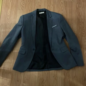 Kostym från hm - Fin stilren kostym ifrån hm som passar till fina middagar. Samt utekvällar.