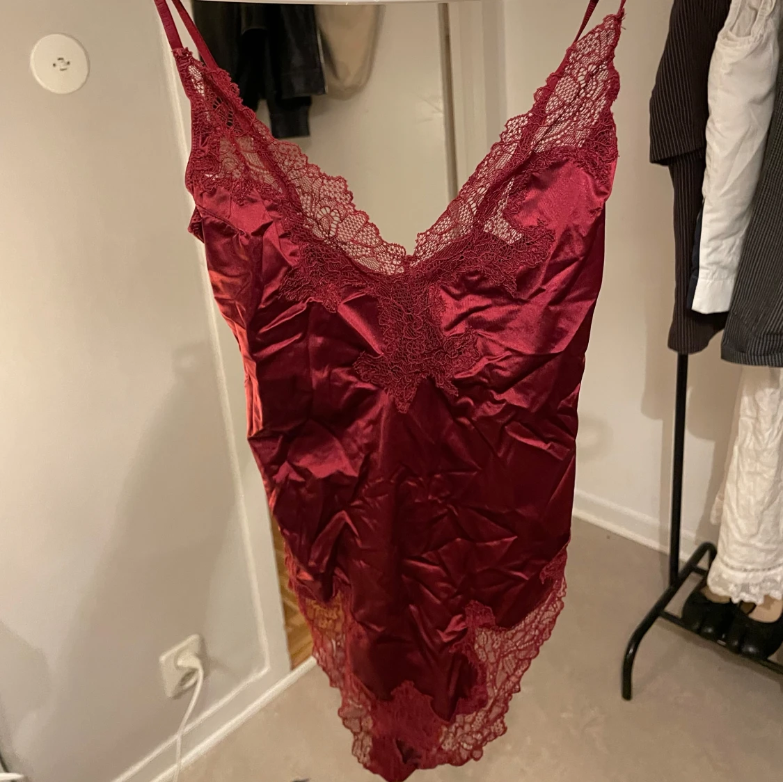 Vinröd satinlinne med spetsdetaljer