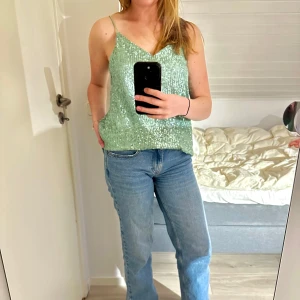 Glittrig festtopp - Superfin grön glittrig festtopp från River Island. Är storlek L men passar mig som vanligtvis har S. Använd fåtal gånger.