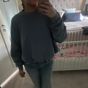Blå oversized sweatshirt - Säljer en enkel blå oversized sweatshirt med rund halsringning och långa ärmar. Perfekt för en avslappnad stil och passar bra till jeans eller mjukisbyxor. Nypris 900kr helt oanvänd lappen kvar. 