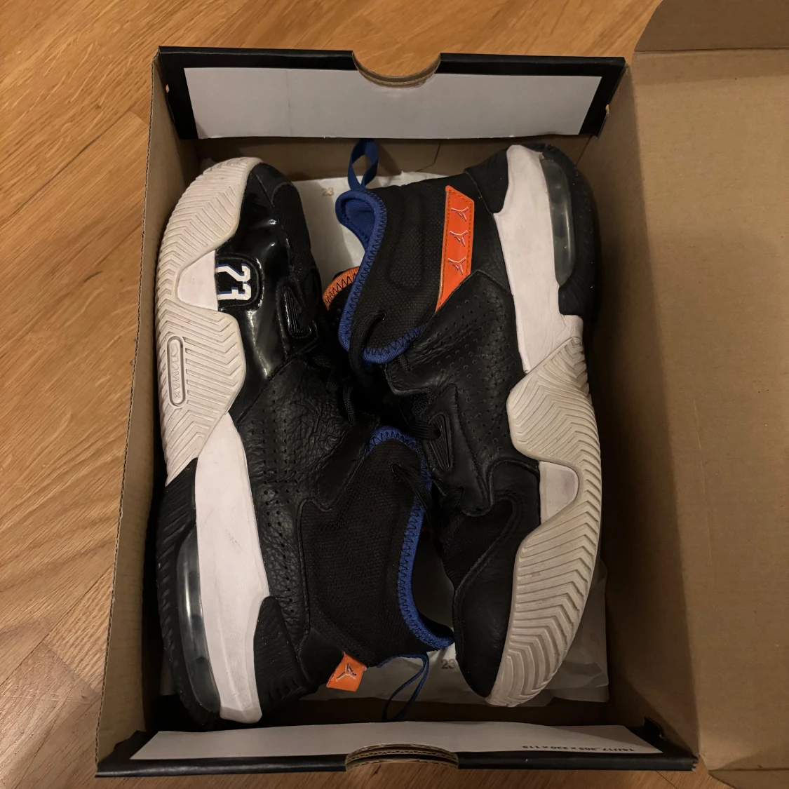 Svarta Jordan sneakers med blå och orange detaljer - 4